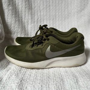 Green Nike sneakers / tennis shoes